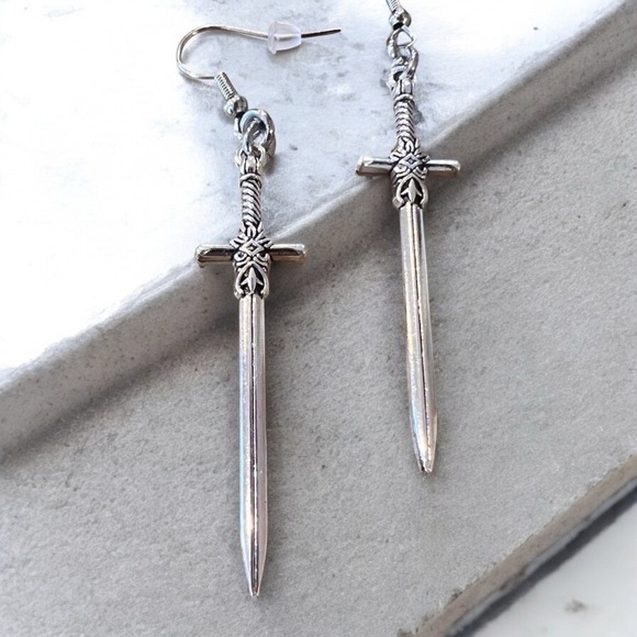 Dungeons and Dragons Silver toned Sword Earrings Rold Playing Goth Unisex - Picture 16 of 17